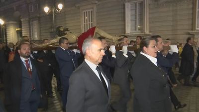 Traslado 'a toda marcha' del Cristo de los Alabarderos frente a la lluvia