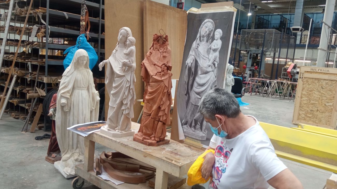 Así trabaja un taller de arte sacro en Semana Santa