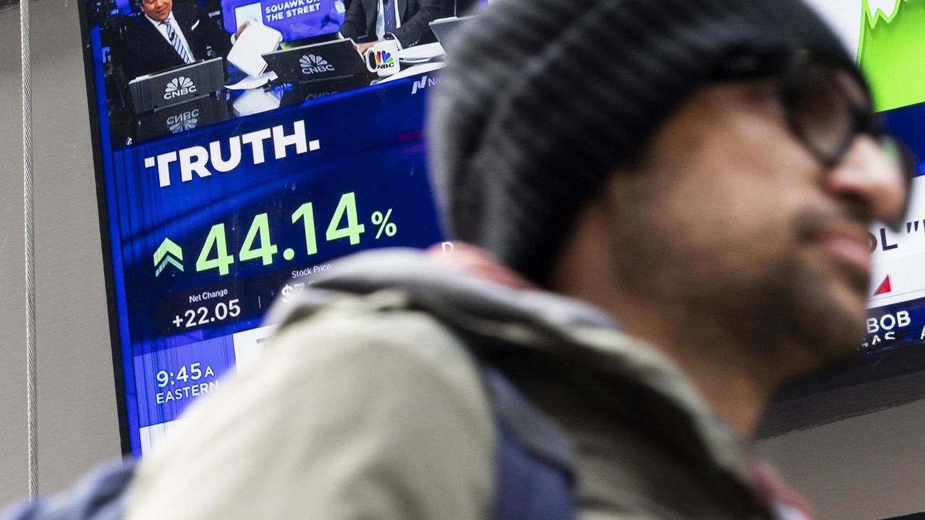 Monitor con la cotización de Truth Social, la red social de Donald Trump, en el día de su estreno en el Nasdaq