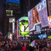 Shakira paraliza Times Square con un concierto gratis que convoca a miles de personas