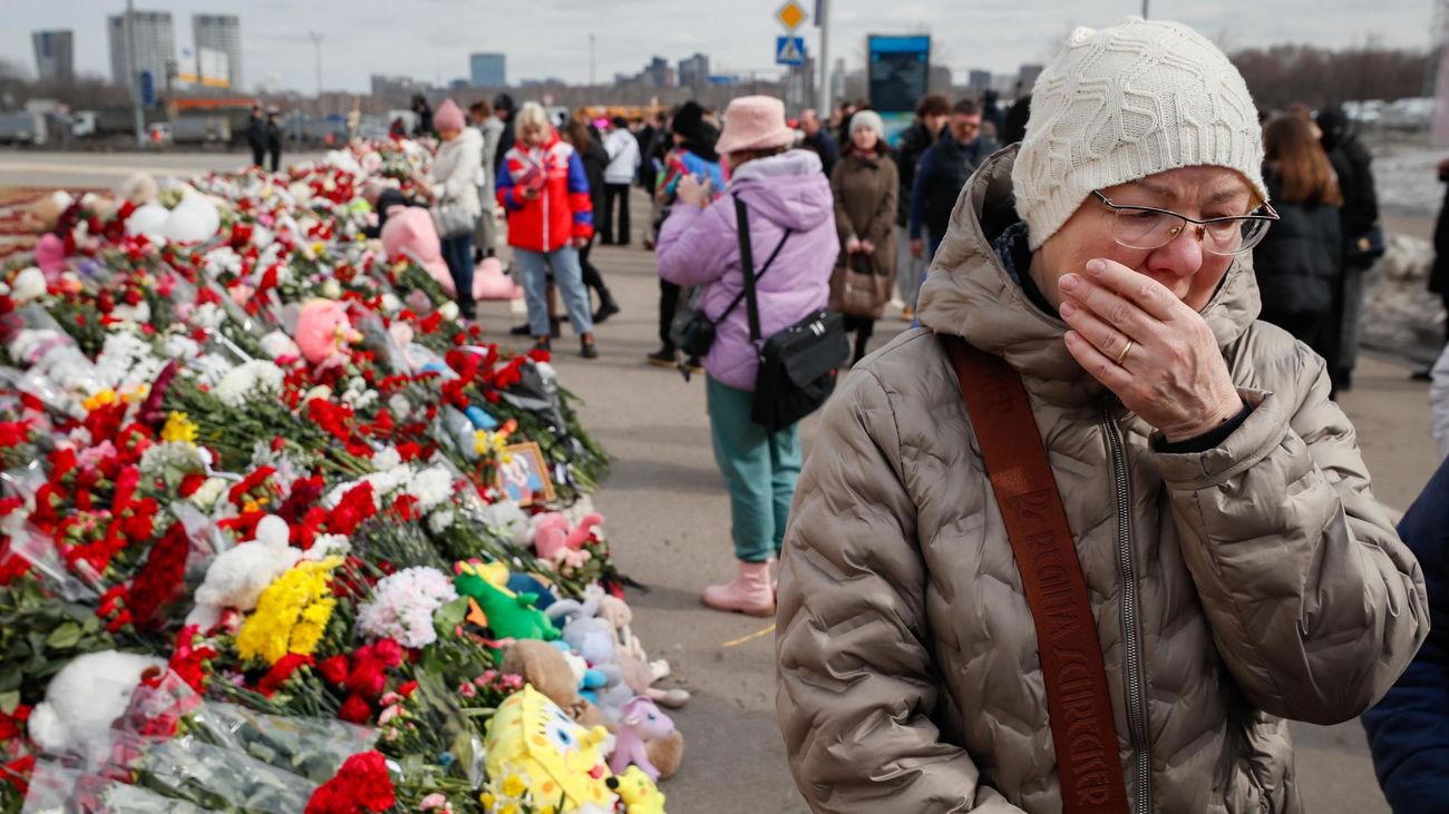 Flores y señales de duelo junto al escenario del ataque terrorista del 22 de marzo en Krasnogorsk, Moscú