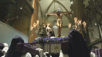 El Cristo de la Esperanza y la Misericordia de Alcalá procesionan por el interior de la Magistral