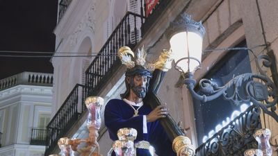 Susto en la procesión de 'Los Gitanos' de Madrid: la imagen de Jesús de la Salud se engancha en un cable