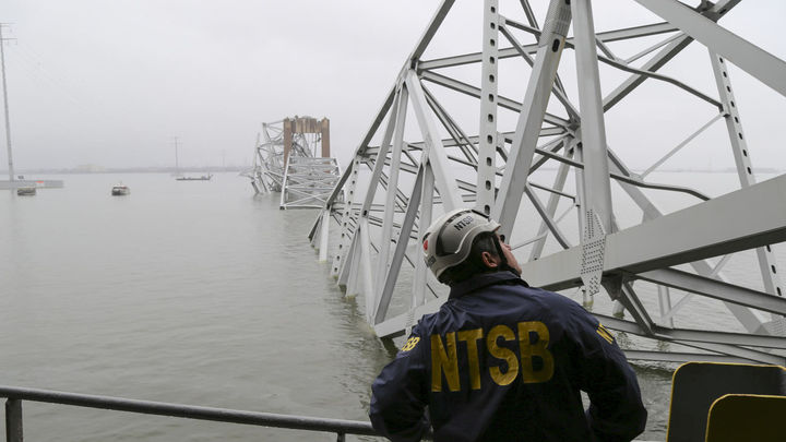 otografía cedida por la Junta Nacional de Seguridad en el Transporte (NTSB, en inglés) de un investigador este miércoles en la embarcación Dali, que chocó con el puente Francis Scott Key de Baltimore