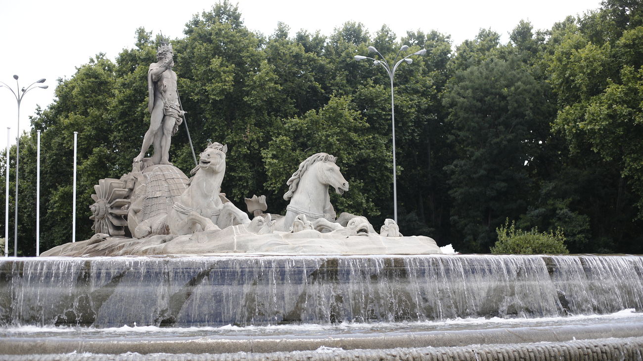 Comienza la restauración y limpieza de la fuente de Neptuno