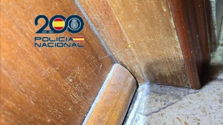 Imagen de una puerta forzada en el robo de una vivienda de Madrid