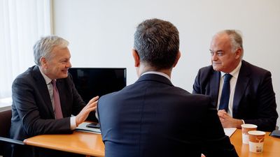 Reynders podrá seguir mediando entre PP y PSOE para desbloquear el CGPJ hasta el 25 de abril, tras retrasar su excedencia