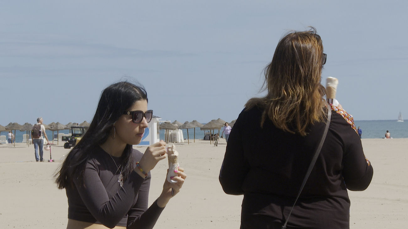 Turistas en una playa de Valencia este Jueves Santo