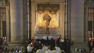 Las imágenes de un Jueves Santo madrileño lleno de lluvia y lágrimas