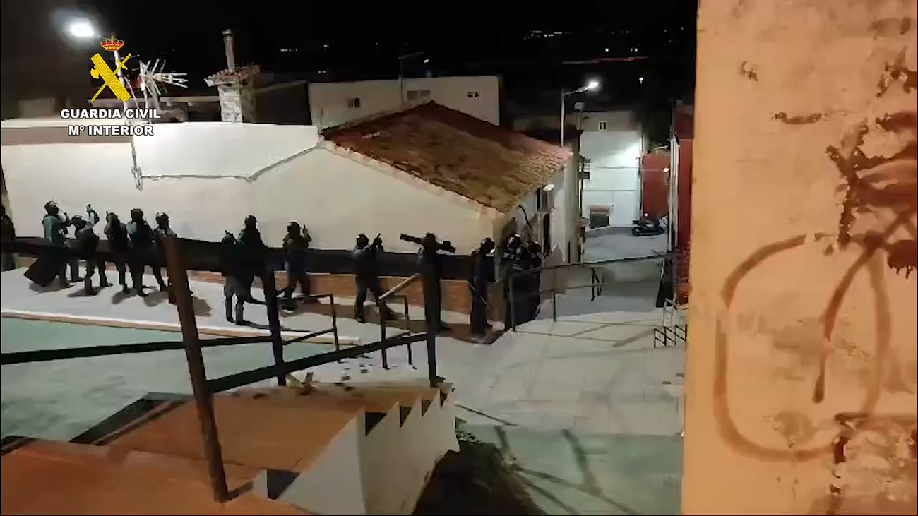 Detienen a una mujer de 72 años y a su nieto menor de edad por traficar con droga