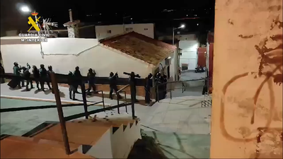 Detienen a una mujer de 72 años y a su nieto menor de edad por traficar con droga