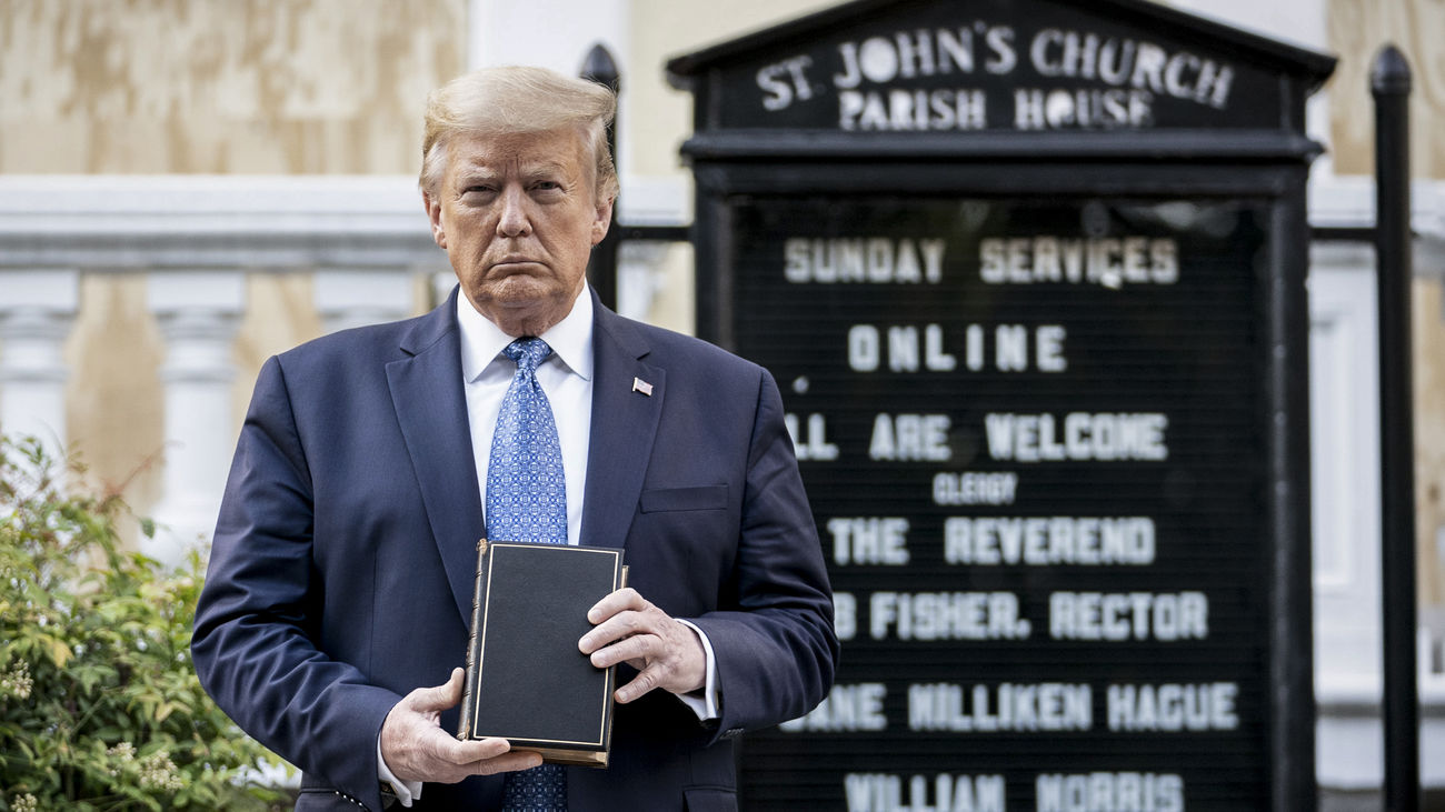 Donald Trump, con una Biblia en la mano