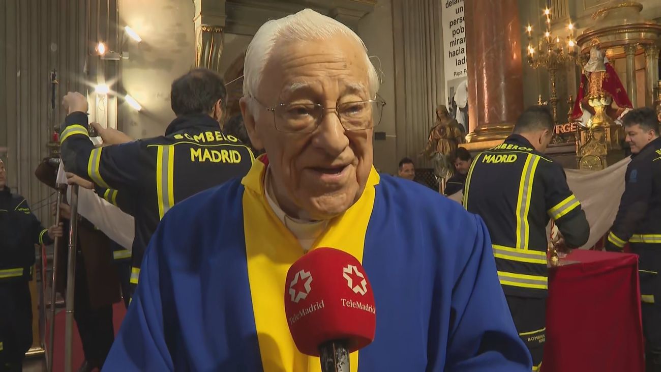 El Cristo de los Niños de la Iglesia de San Antón se atreve a salir a la calle pese a la lluvia