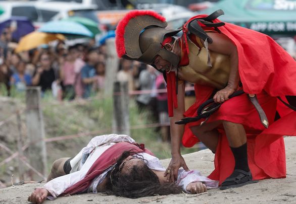 Los crucificados de Filipinas recrean con dolor y sangre la pasión de Cristo / EFE
