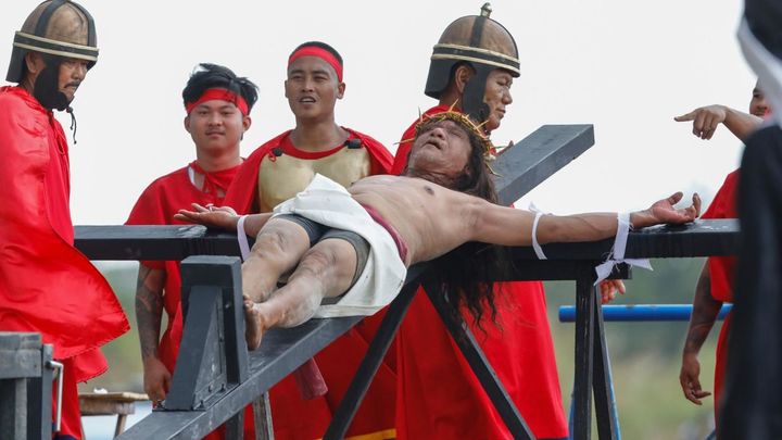 Los crucificados de Filipinas recrean con dolor y sangre la pasión de Cristo / EFE
