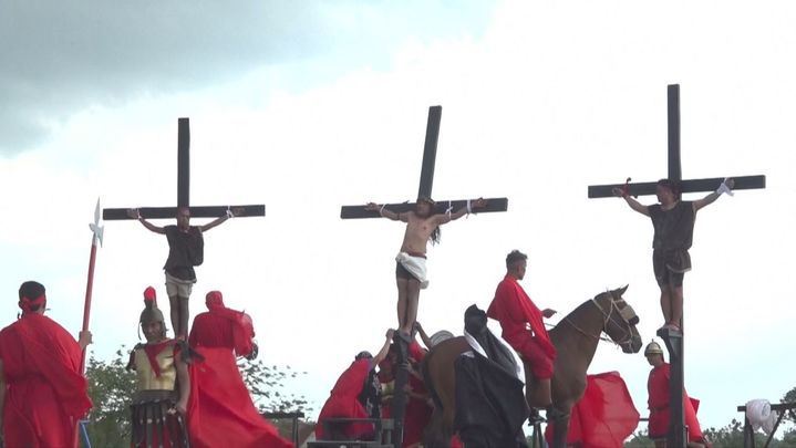 Los crucificados de Filipinas recrean con dolor y sangre la pasión de Cristo / EFE