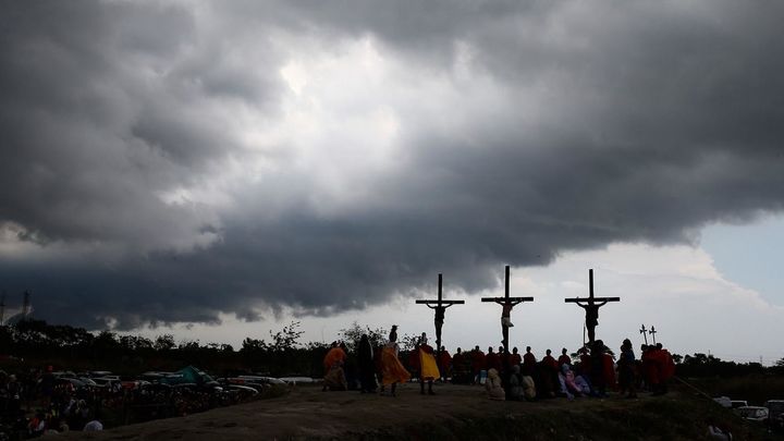 Los crucificados de Filipinas recrean con dolor y sangre la pasión de Cristo / EFE