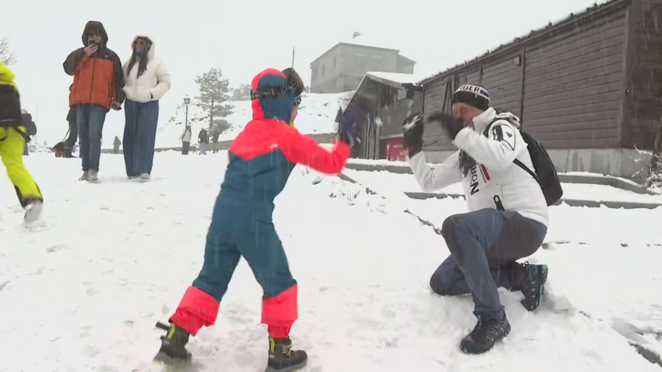 Viernes Santo de nieve para muchos madrileños que han querido disfrutarla en la Sierra