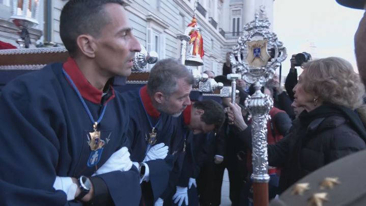 La reina Sofia toca la campana del trono del Cristo de los Alabarderos / TELEMADRID