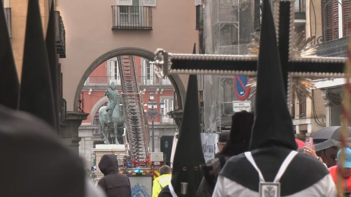 La comitiva de los Siete Dolores se aproxima a la Plaza Mayor con los bomberos aún interviniendo / TELEMADRID