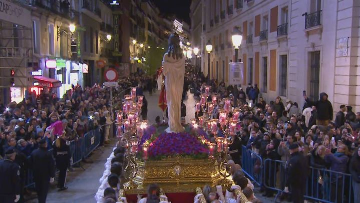 El Divino Cautivo sale de Sol por la Calle Carretas / TELEMADRID