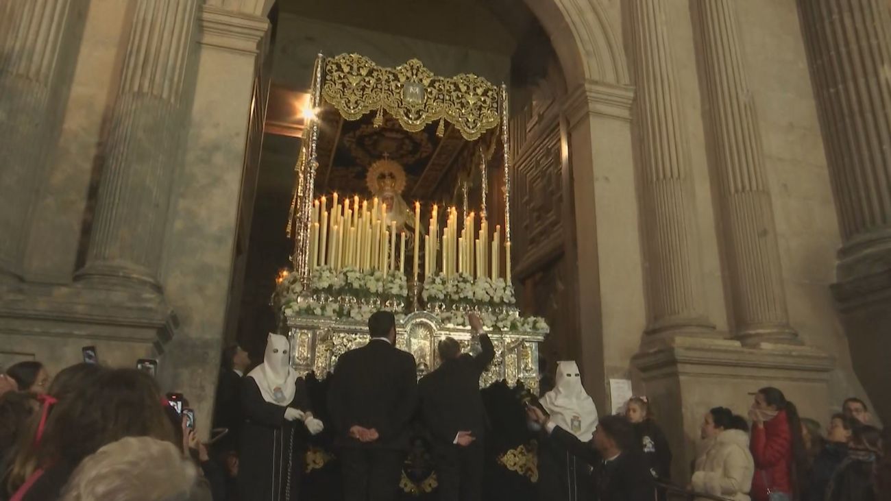 Alcalá vivió sus procesiones de la tarde y la noche tras renunciar a la del Cristo de la Agonía