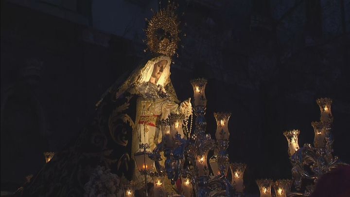 La Virgen de los Dolores sale de la basílica de la Plaza de Jesús