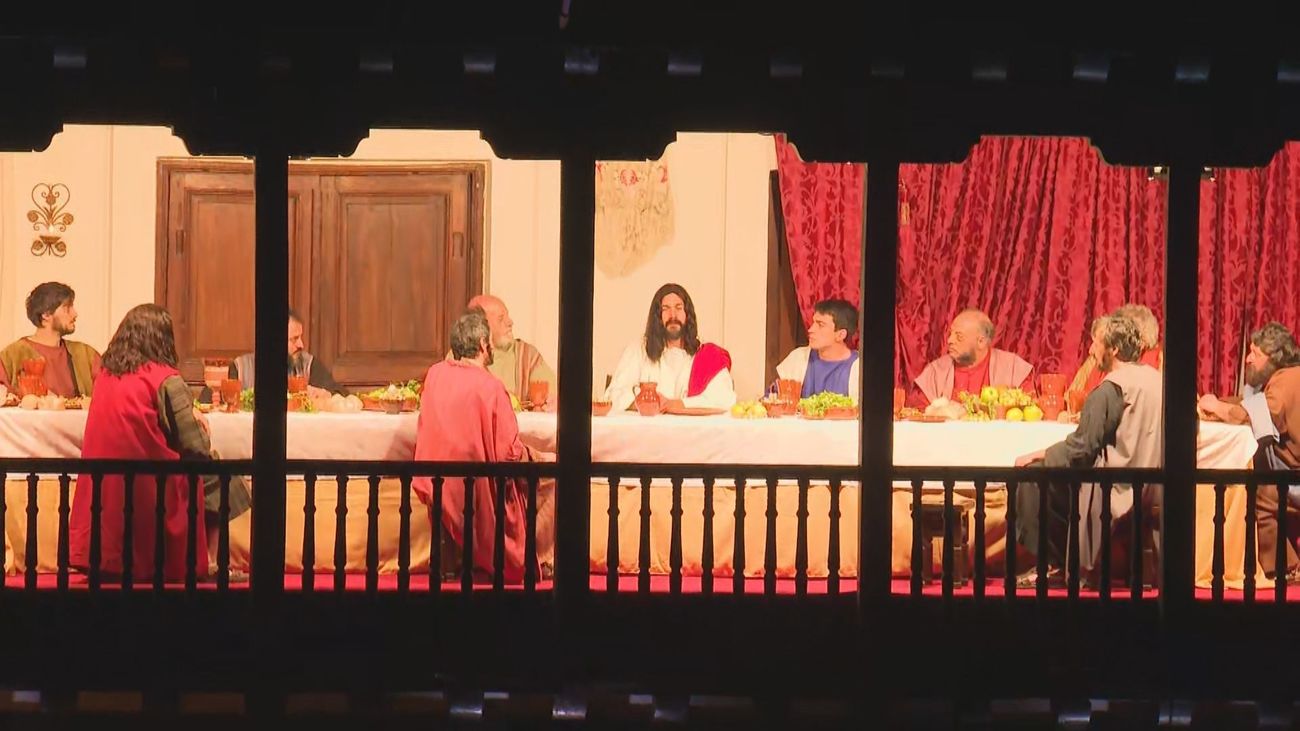 Más de 200 vecinos de Chinchón representan la Pasión de Cristo a pesar de la lluvia