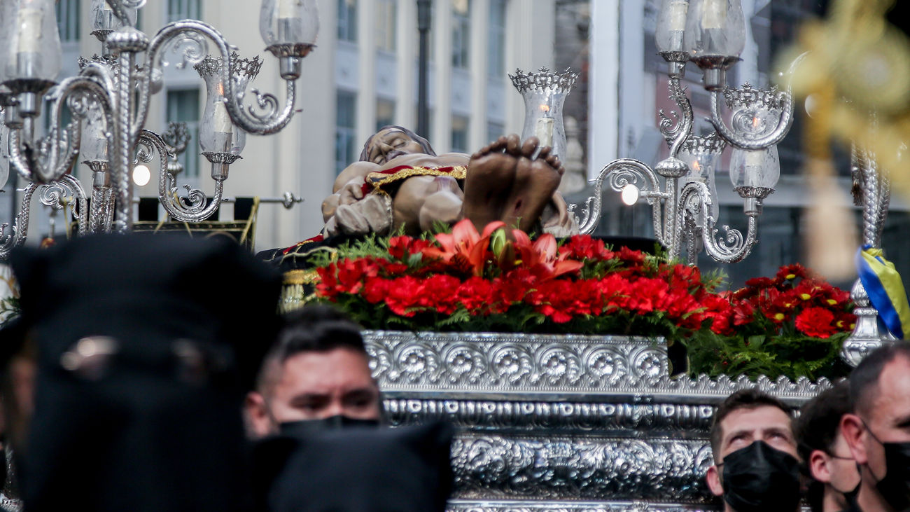 Anderos transportan la talla del Cristo durante la procesión de La Soledad y del Desamparo y del Cristo Yacente, que sale desde la Iglesia de la Concepción Real de Calatrava, a 16 de abril de 2022, en Madrid (España)