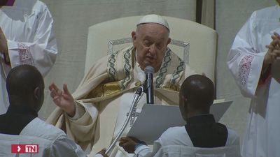 El Papa preside la Vigilia Pascual del Sábado Santo después de renunciar al Vía Crucis