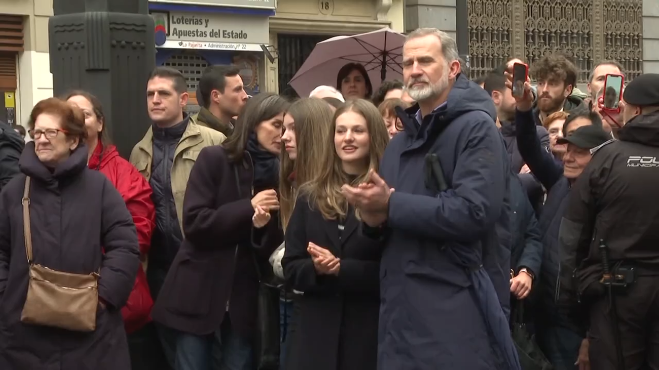 Los reyes se unen en Madrid a la procesión de la Soledad, bajo una lluvia ligera