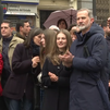 Los reyes se unen en Madrid a la procesión de la Soledad, bajo una lluvia ligera