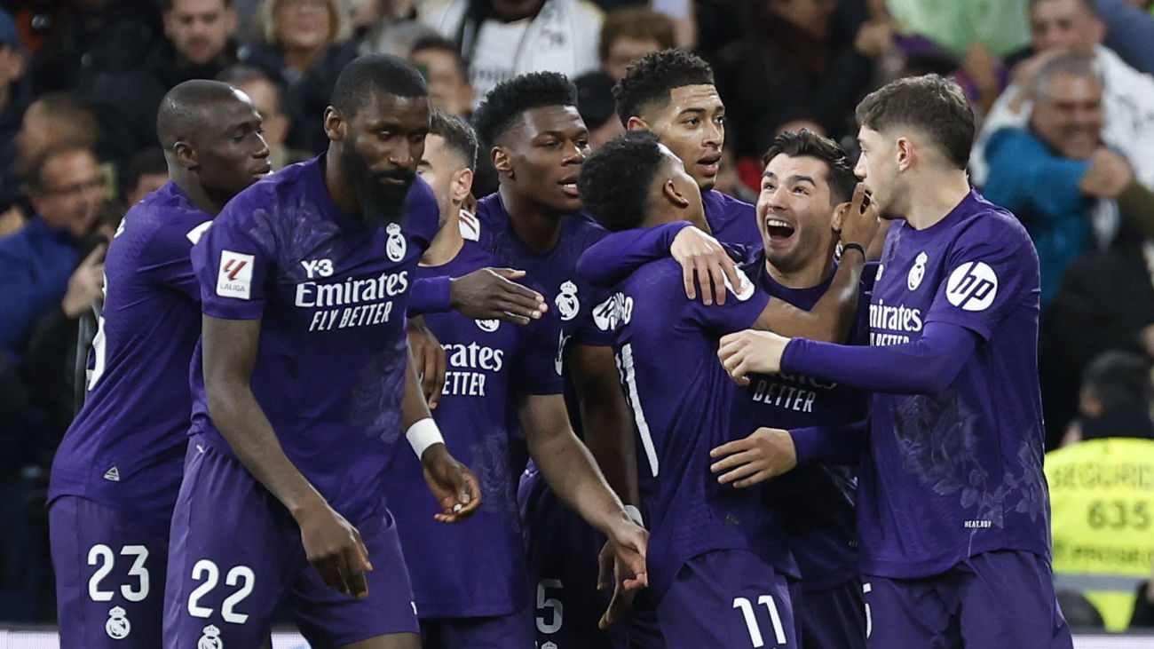 Los jugadores del Real Madrid celebran el gol de Rodrygo al Athletic Club