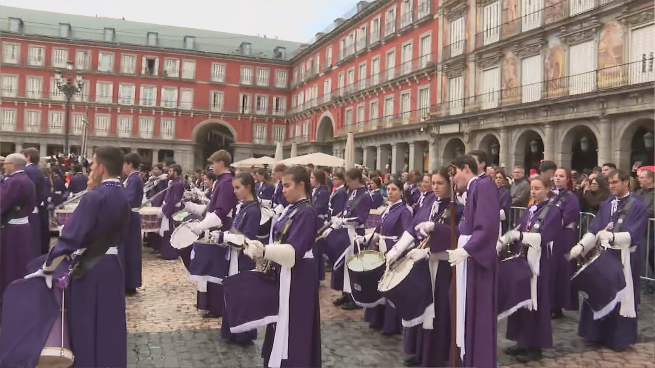 La tamborrada de Resurrección en la Plaza Mayor pone fin a la Semana Santa madrileña