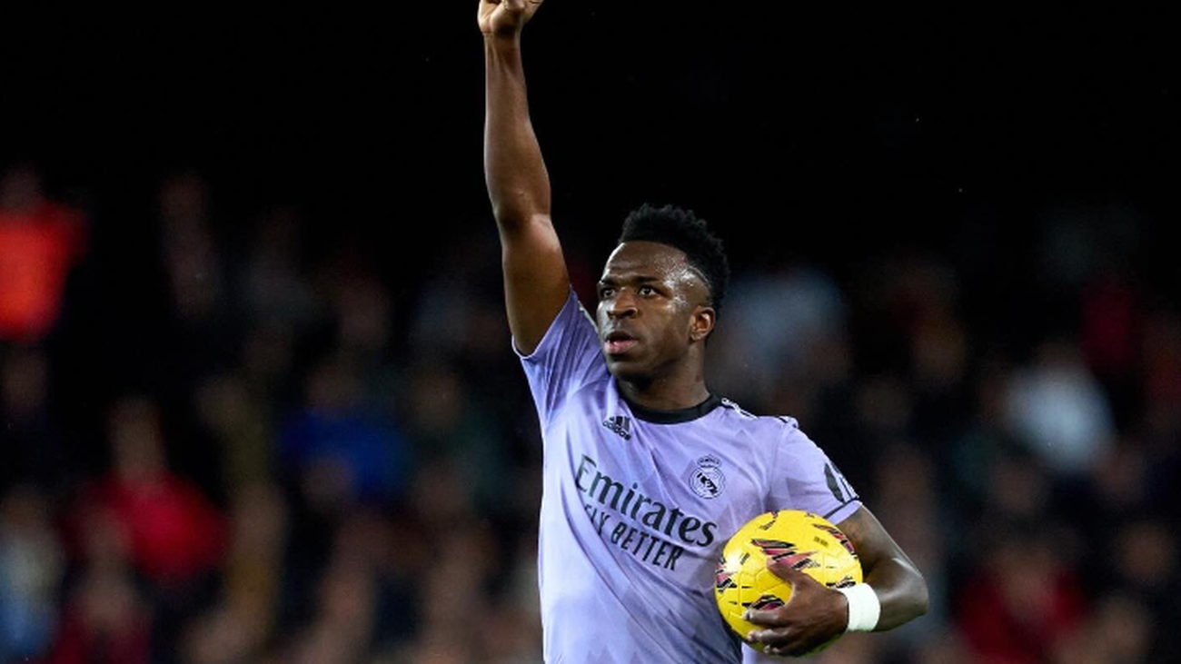 Vinícius: "Los racistas deben ser expuestos y los partidos no pueden continuar con ellos en la grada"