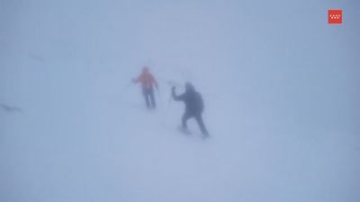 Rescatado en buen estado un montañero de 25 años perdido en Peñalara