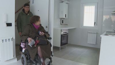 La Comunidad de Madrid entrega las primeras llaves del local reconvertido en vivienda accesible de alquiler asequible
