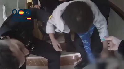 Policías  nacionales salvan la vida de un niño de 2 años que se estaba ahogando en Puente de Vallecas