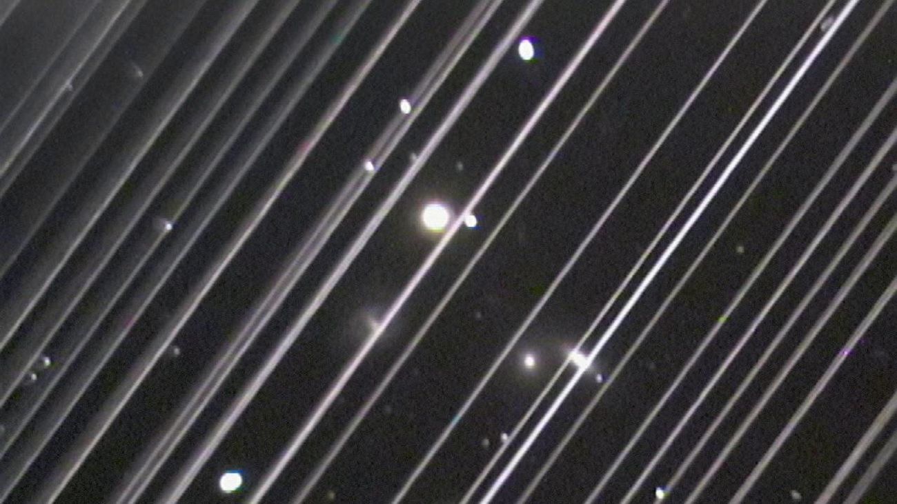 Trazas de los satélites Starlink durante la observación de un grupo de galaxias