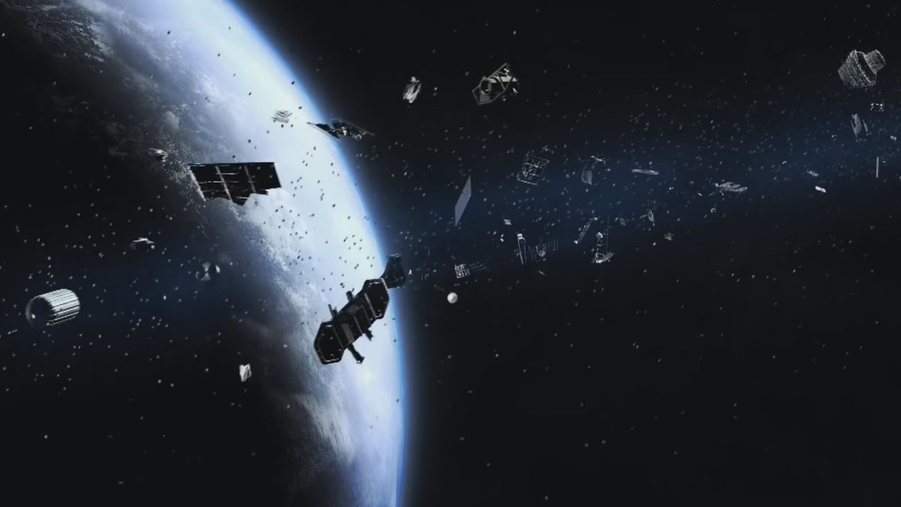 Ilustración de una nube de basura espacial en torno a la Tierra