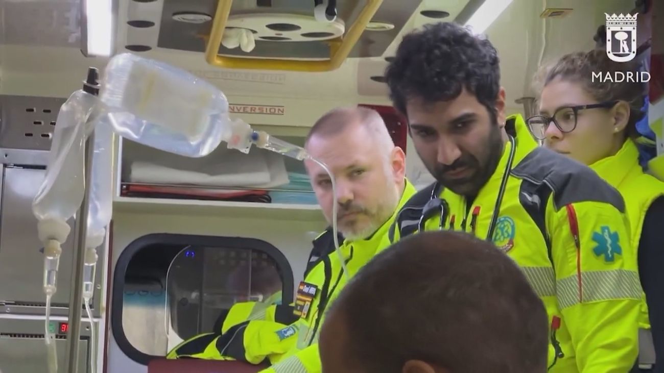 Policías, sanitarios y un transeúnte salvan la vida de un hombre de 61 años en Madrid