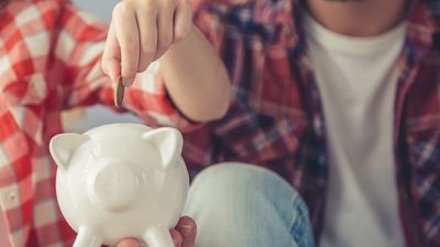 La tasa de ahorro de los hogares escala hasta el 11,7% en 2023 tras disparar su ahorro un 70,6%