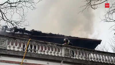 Arde la cubierta de un edificio de oficinas cerca de la M-607, en Madrid