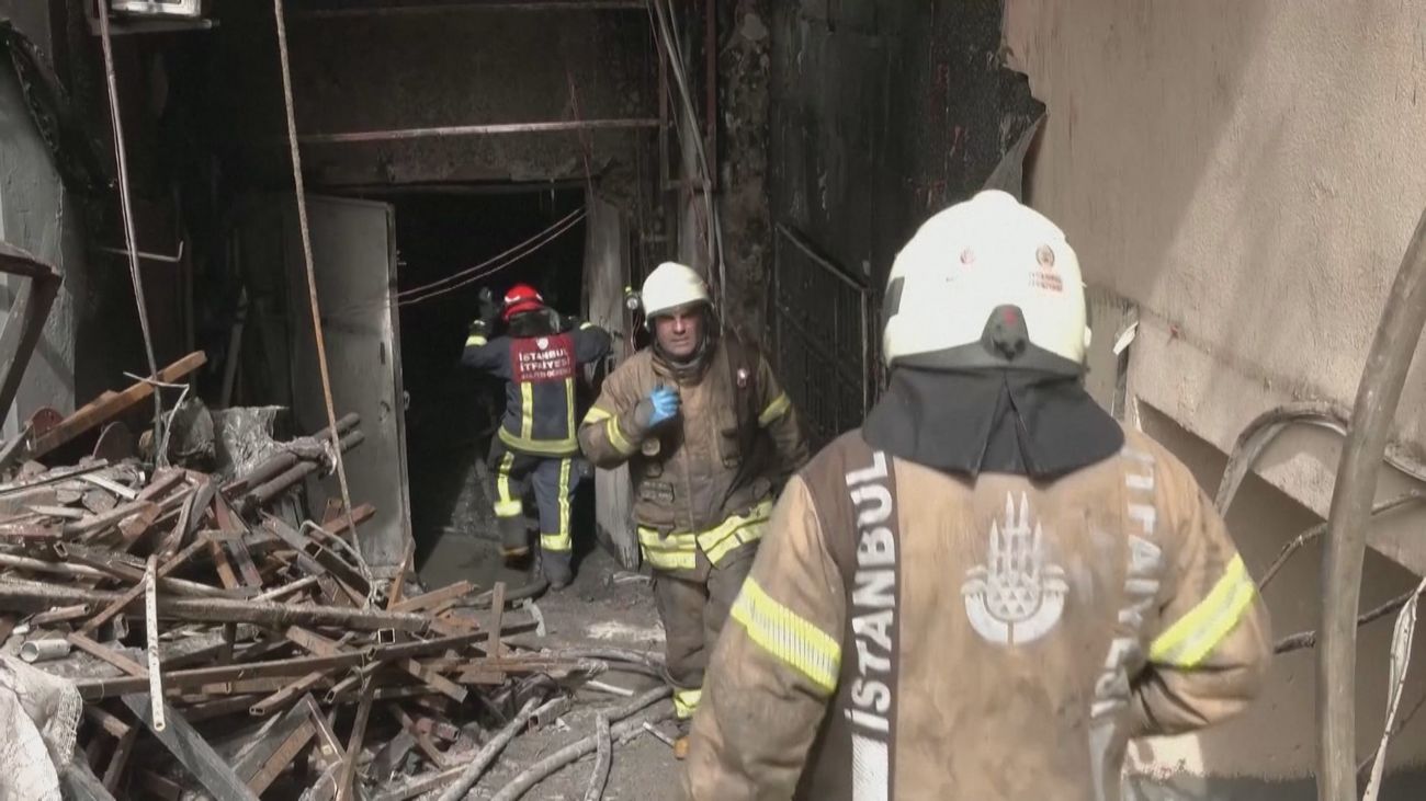 Al menos 29 los muertos en el incendio de una discoteca de Estambul