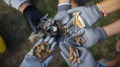 Más de medio millón de colillas se barren cada día en Madrid