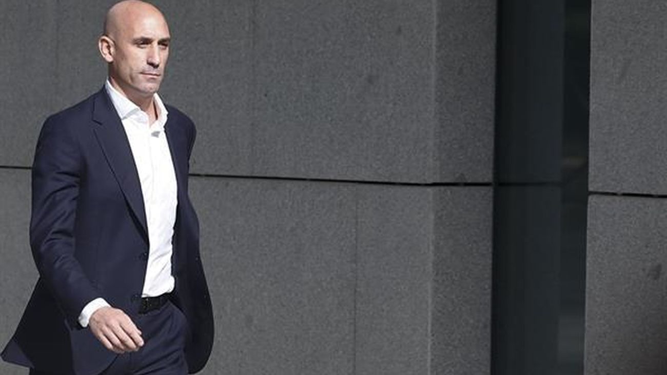 La jueza bloquea más de 50 cuentas a investigados y embarga un Mercedes a Rubiales