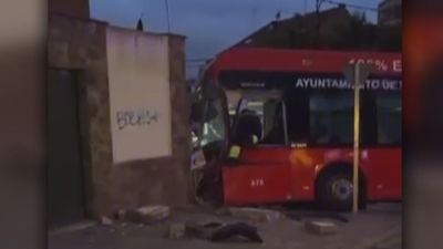 Accidente en Valdemoro de un autobús urbano que chocó contra un muro: 15 heridos, dos de ellos graves
