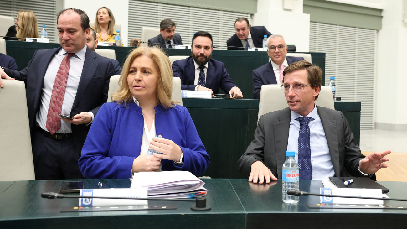 La vicealcaldesa de Madrid, Inmaculada Sanz; y el alcalde de Madrid, José Luis Martínez-Almeida; durante un pleno en el Ayuntamiento de Madrid