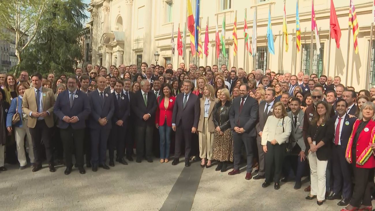 Feijóo, con ediles del PP para afear a Sánchez su alusión a los "concejales de pueblo"
