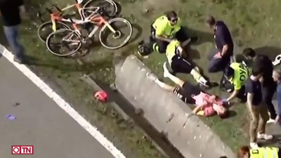 Grave caída de varios corredores en la prueba ciclista de Itzulia, en el País Vasco